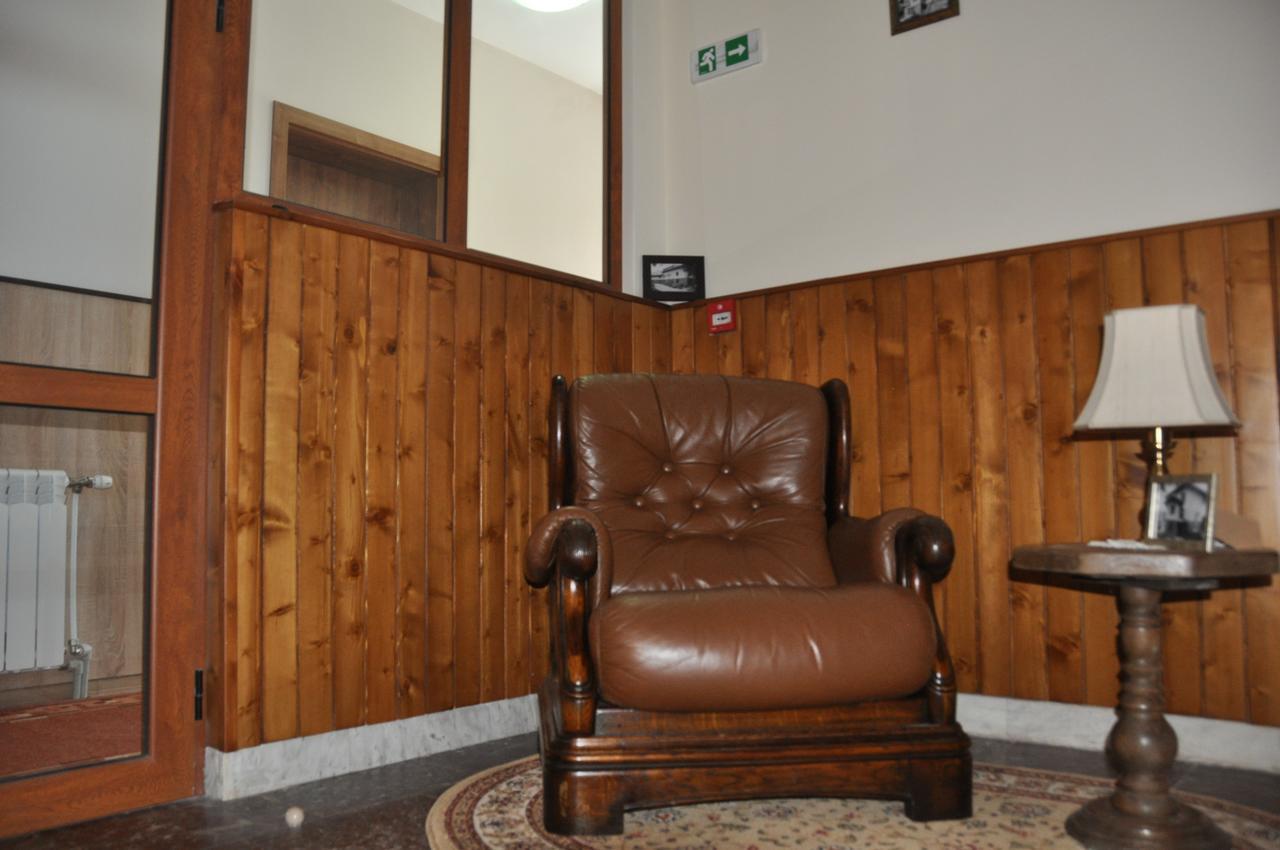 Family Hotel Balkanci Uzana Esterno foto