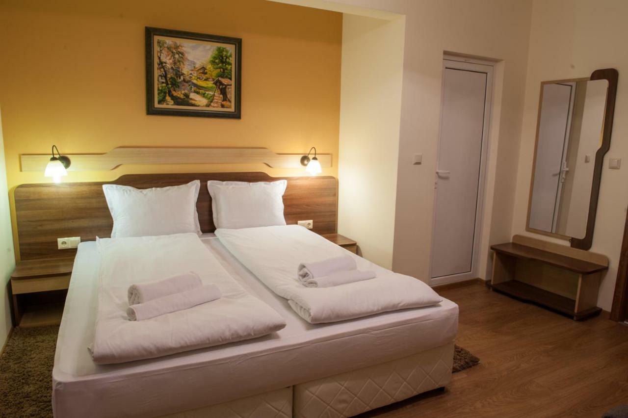 Family Hotel Balkanci Uzana Esterno foto